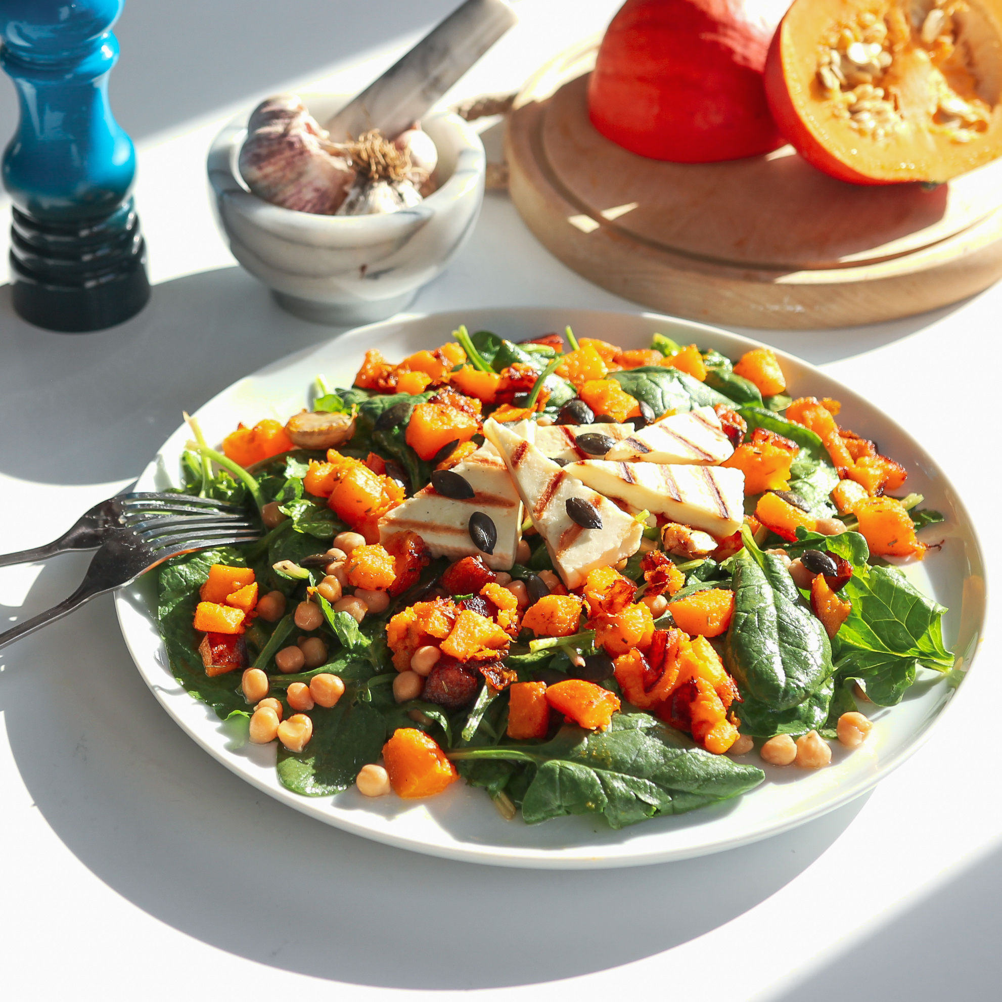 salata od špinata, buče, slanutka i grillanog sira